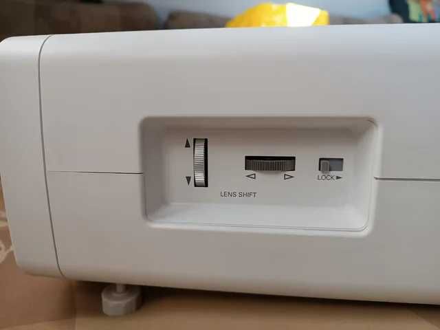 Projetor SANYO PLV-Z7000 + tela motorizada REFLECTA + cabo HDMI 10m