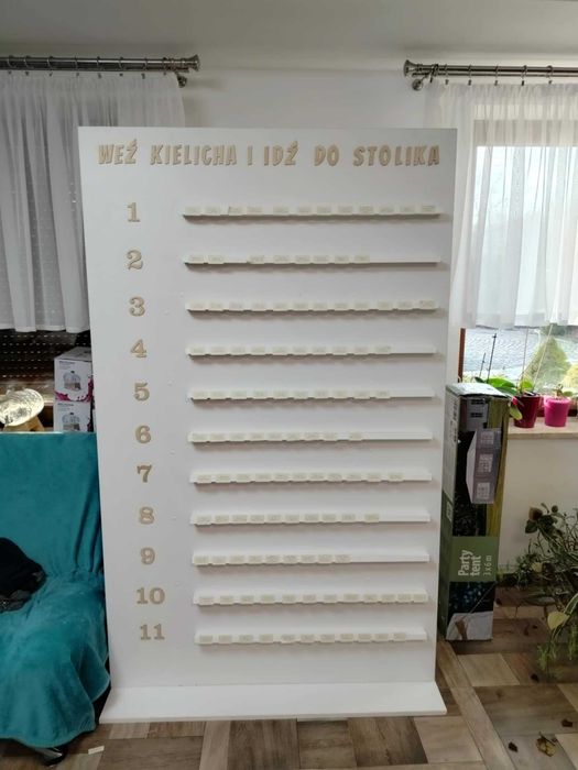 Tablica weselna z numerami stołów