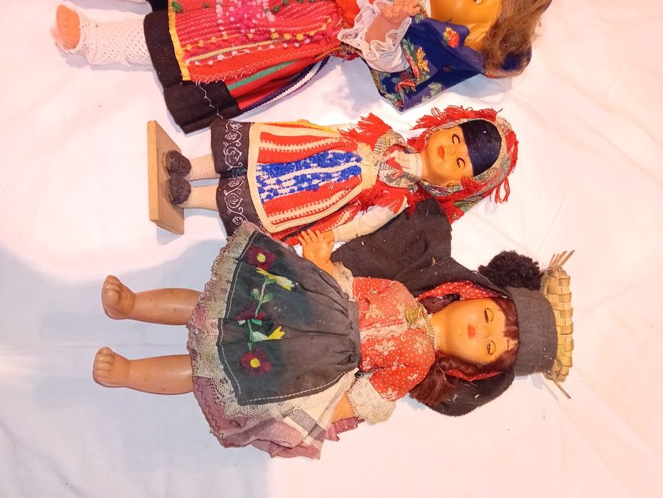 Conjunto de 3 Bonecas em Trajes
