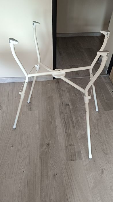 Stojak pod wanienkę dla niemowląt