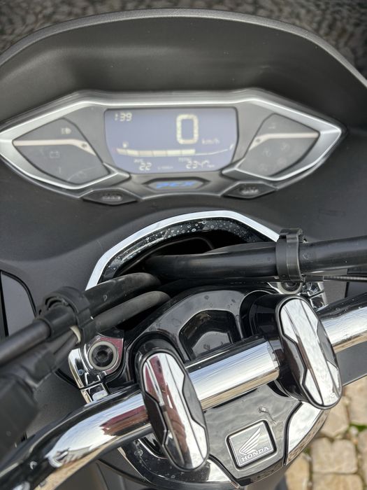 Honda PCX 125 cor Preta como nova (top case + capacete)