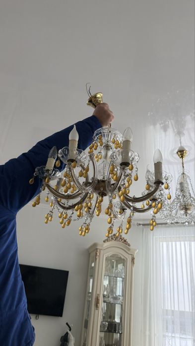 Гарна люстра на вісім ламп