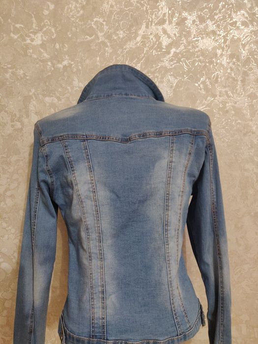 Джинсова куртка на дівчинку.