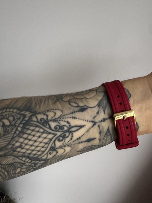 Годинник на руку (наручний)  жіночий червоний GUESS, стан ідеальний