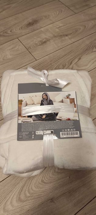 Koc z rękawami i kapturem