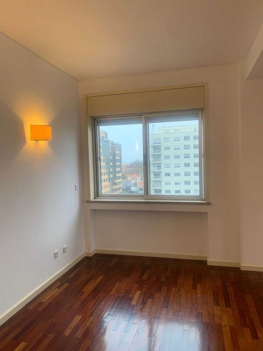 To Rent Premium Renovated 4+1 Bedrooms- Alameda das Antas – Porto