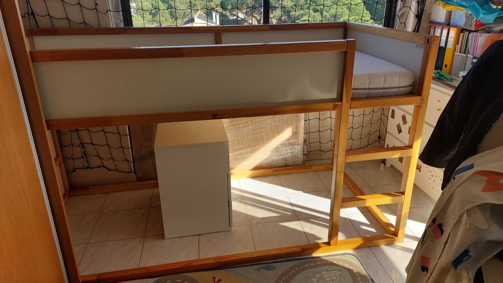 Cama de Ikea Kura com colchão e acessórios