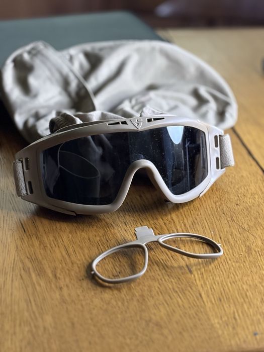 Тактичні окуляри з додатковии склом у наборі.