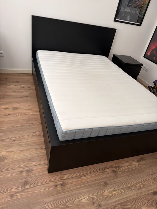 Cama de casal, colchão e 2mesas de cabeceira