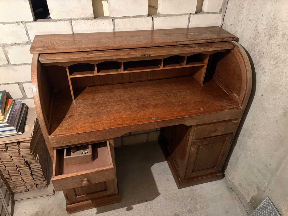 Drewniane biurko z roletą (sekretarzyk) – do odświeżenia
