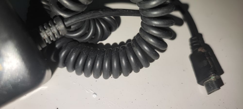 Carregador de isqueiro, telemóvel.