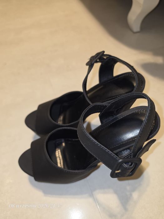 Buty na koturnie czarne