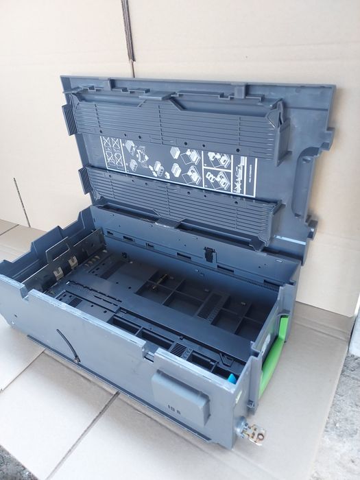 Ящик з міцного пластику з замком. Ящик для інструменту.