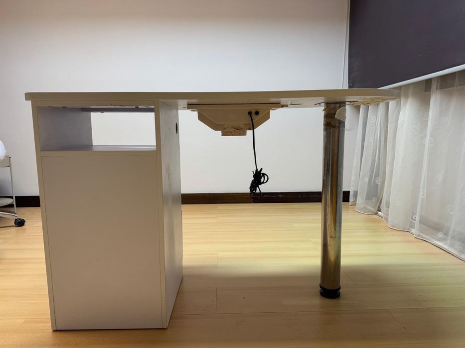 Mesa de Manicure com Aspiração