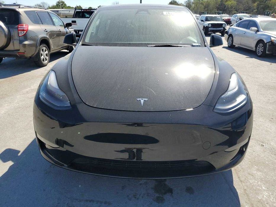 Електричний кросовер Tesla Model Y 2024 з США
