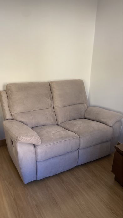 Sofá cinza com reclinação e apoio de pernas