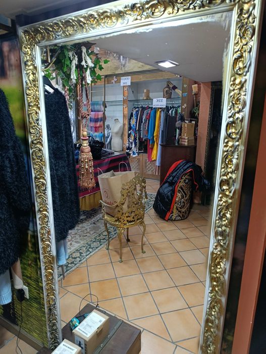 Espelho com motivos dourados