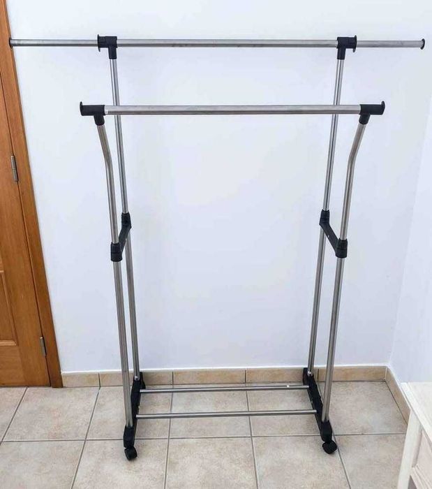 Cabide duplo independente com rodízios/Double Freestanding Clothes Rail On Castors