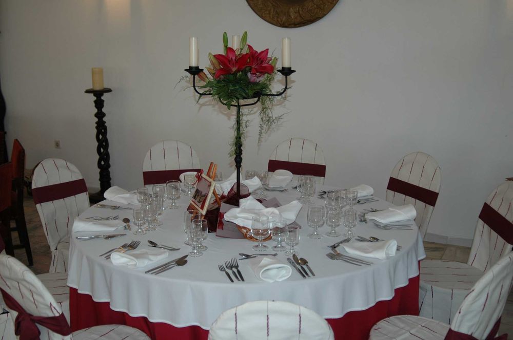 Candelabros decorativos em ferro forjado preto, muito elegantes