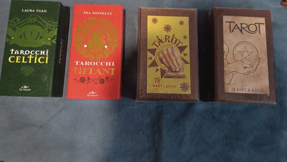 Различные колоды карт Таро.