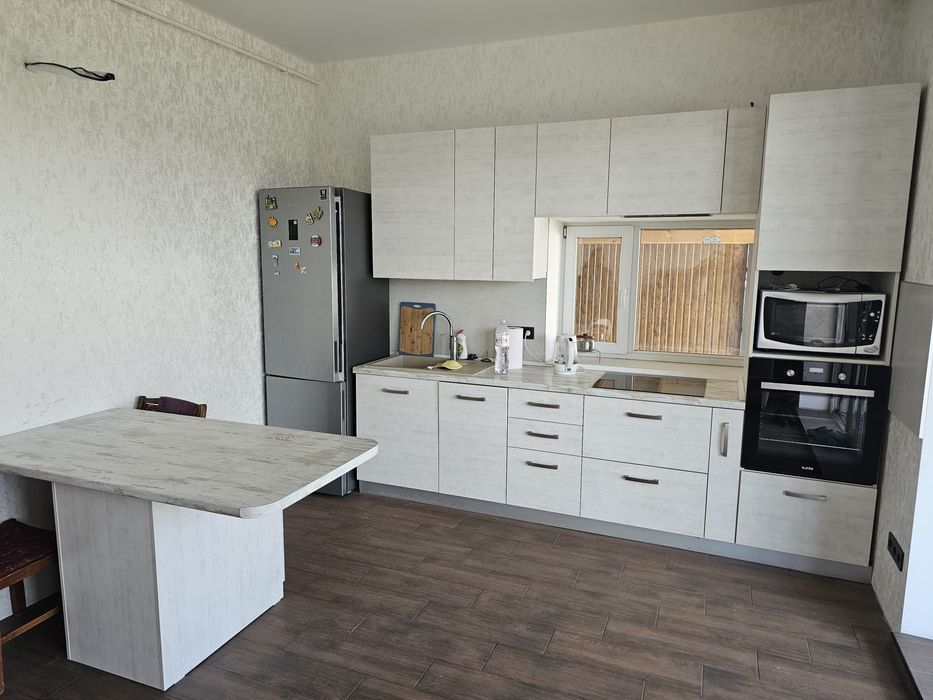 Продам новый дом с ремонтом  в с.Обуховка (100 м.до леса)