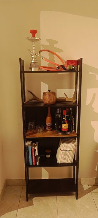 Estante com cinco prateleiras