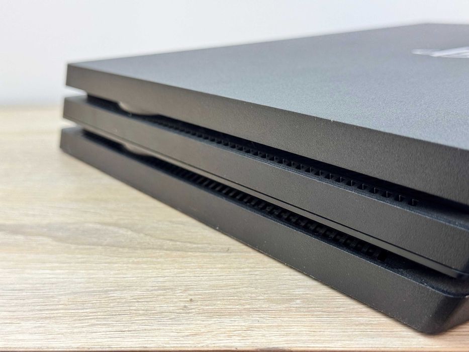 Konsola Playstation 4 pro 1tb + pad
