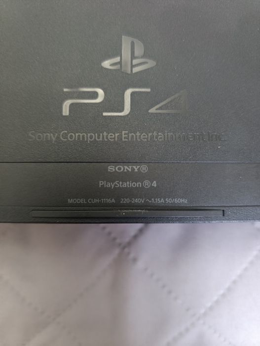 PlayStation 4 CUH-1116A + 2 pady + komplet kabli