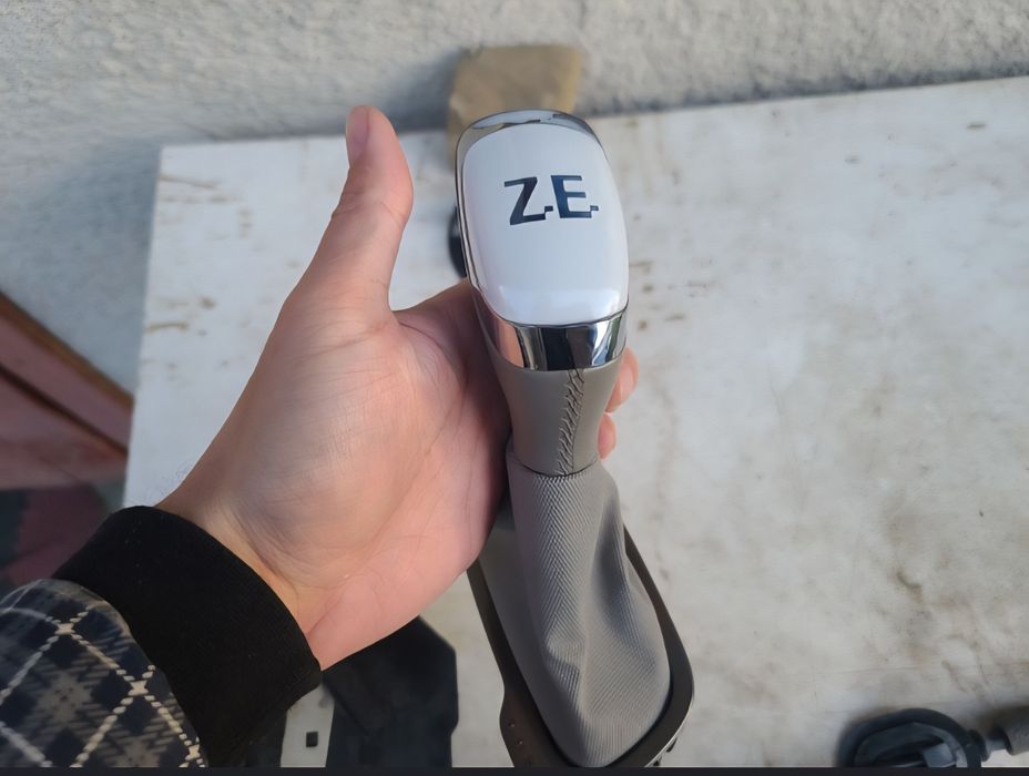 Renault Zoe замок водійського дверки