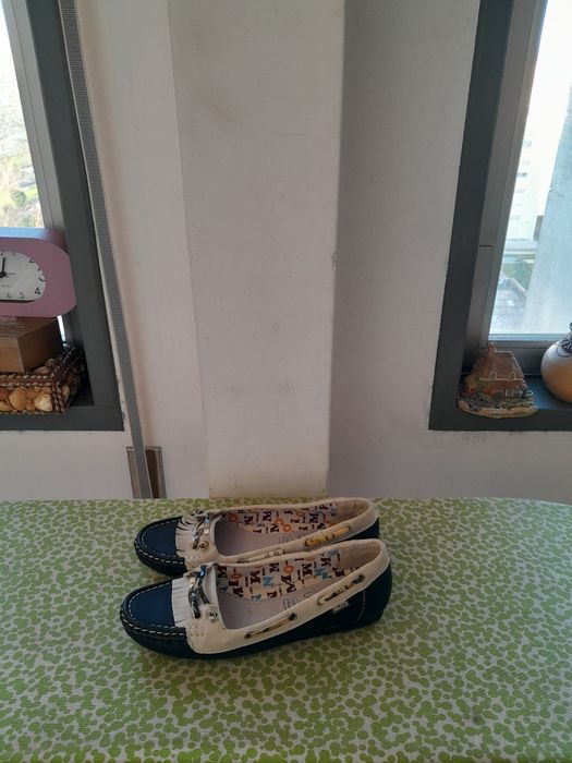 Vendo Sapatos de Senhora VATINERIS muito bonitos como novos