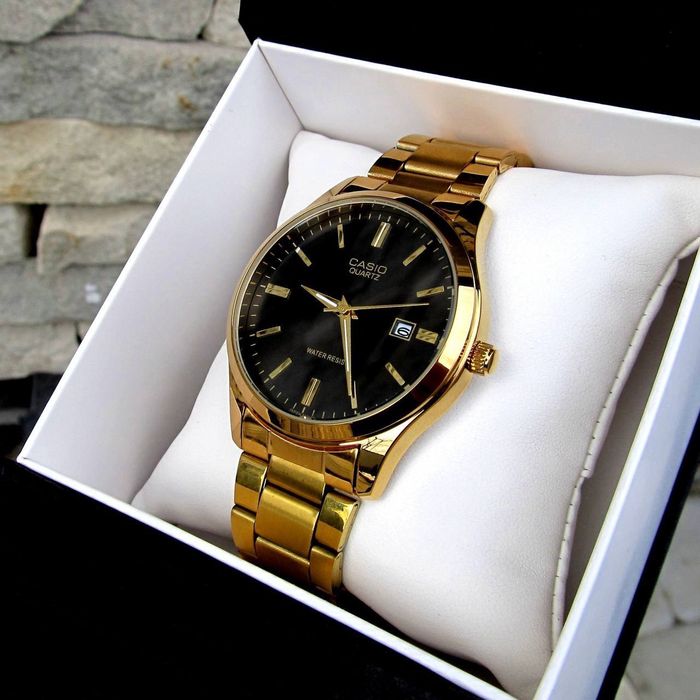 Чоловічий наручний годинник в подарунковій коробці  подарок