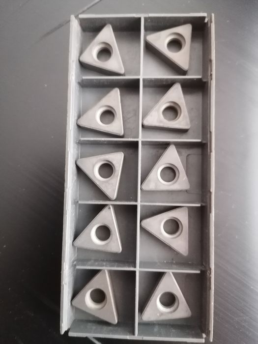 Płytki skrawające marki Iscar, model KNUX.
S