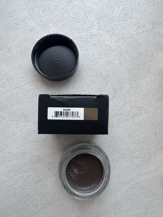 Рідкі румʼяна Hourglass Unreal, помада YSL, anastasia beverly для брів