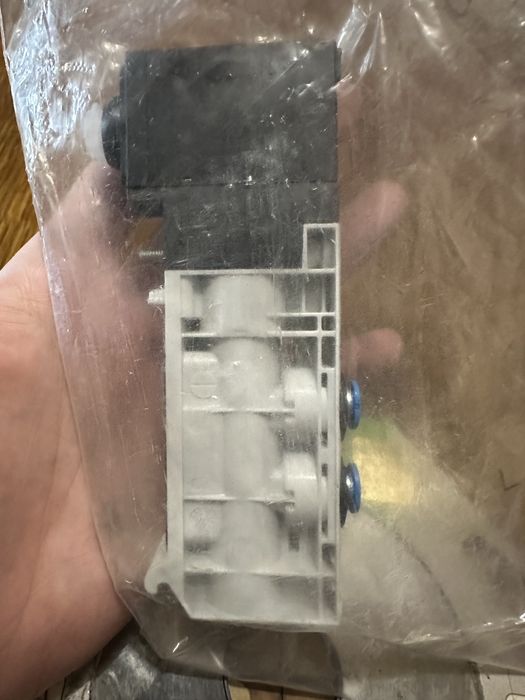 Пневморозподільник Festo пневмораспределитель VUVB-S-M42-AZD-Q6-1T1L