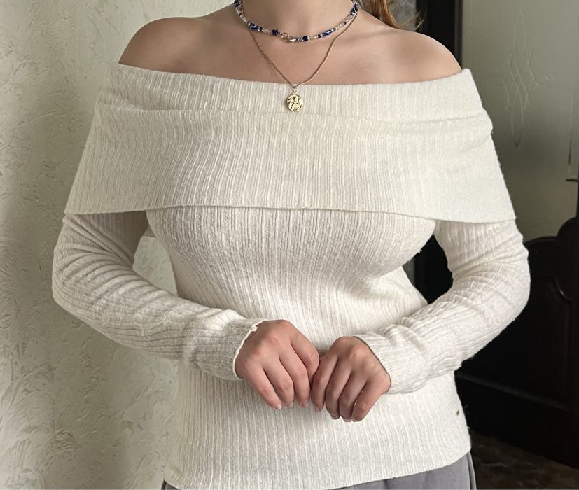 Біла кофта guess з відкритими плечима old money, classy