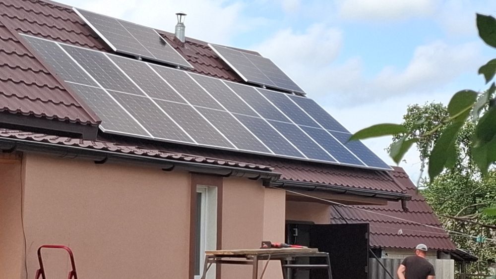 Встановлення инвертора та АКБ, а також сонячних станцій