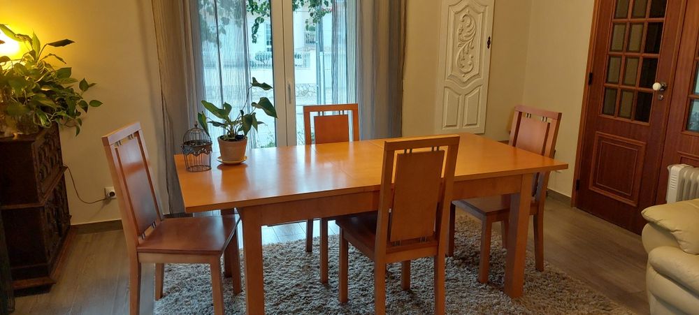 Mesa de sala com 4 cadeiras. Madeira. Muito Bom.