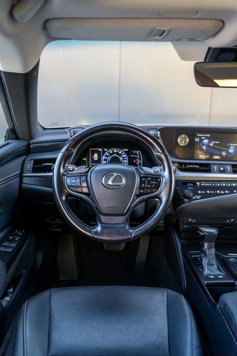Lexus ES300h Hybrid – wynajem limuzyny premium | Lubin