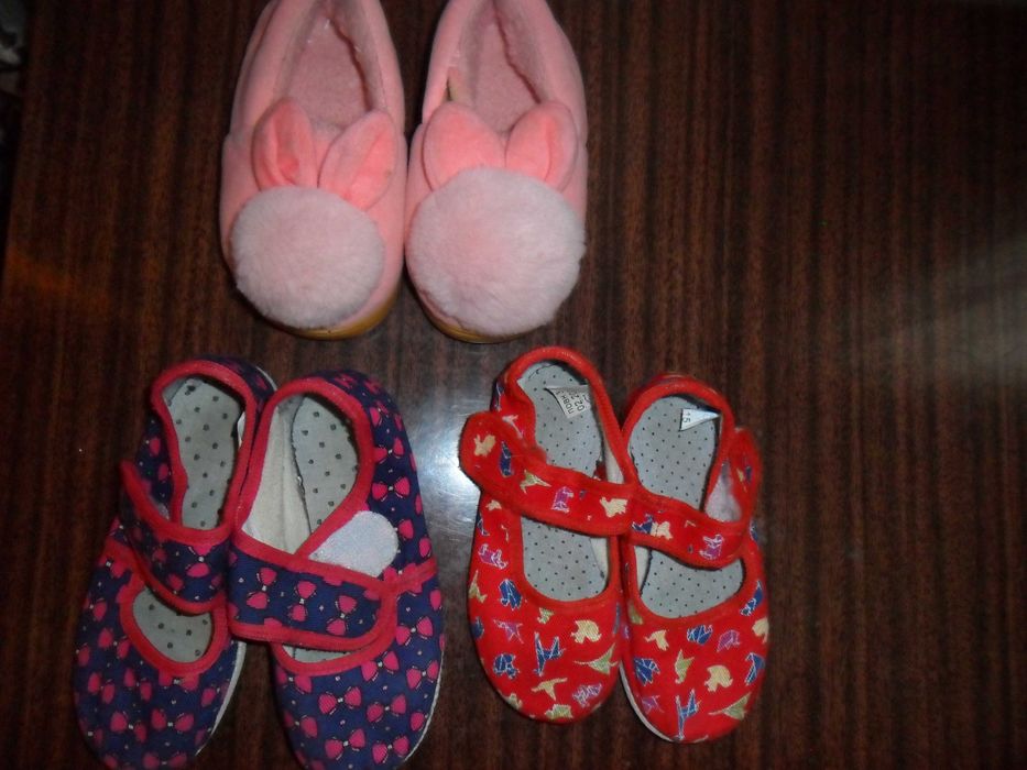 Крокси, босоніжки, кросівки  на дівчинку