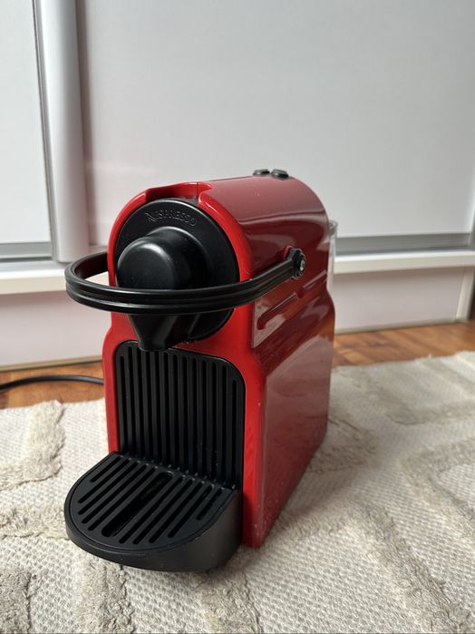 Ekspres na kapsułki Nespresso Inissia Red – czerwony