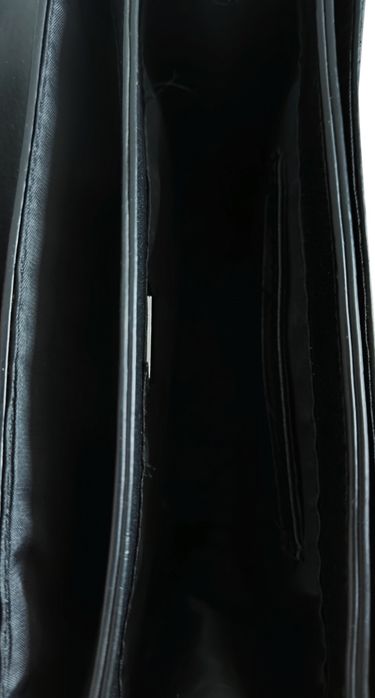 Markowa skórzana czarna torebka Guess na ramię kuferek