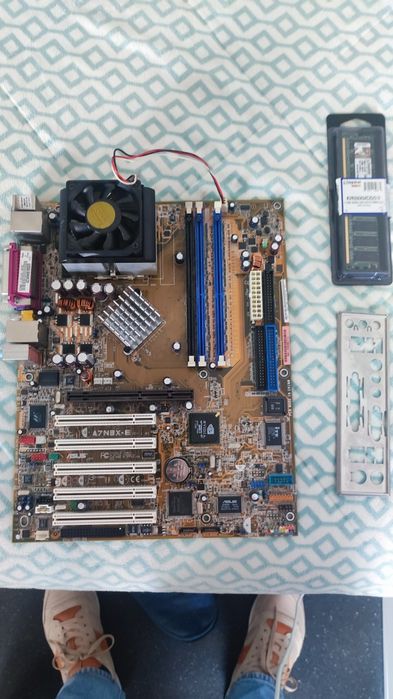 Asus A7N8X-E Deluxe c/ amd sempron 2500 e 512mb ram ddr 266
