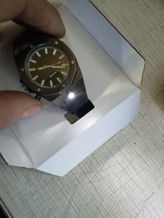 Продам новые часы с фонариком