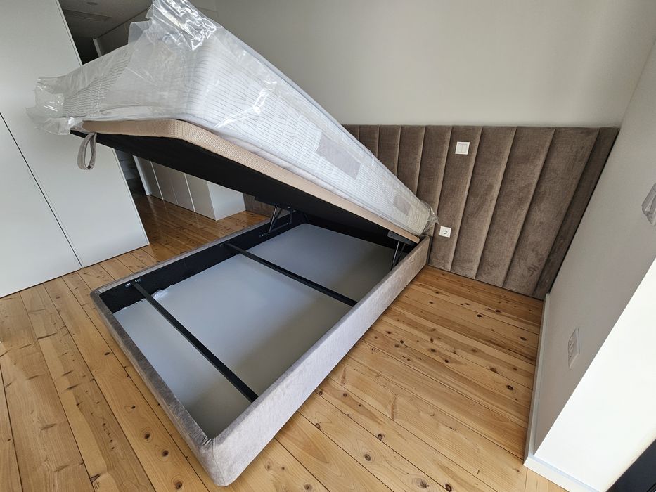 Cama com colchão e alçapão