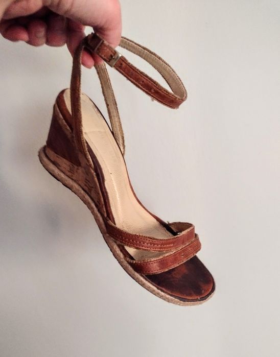 Sandały na koturnie 37