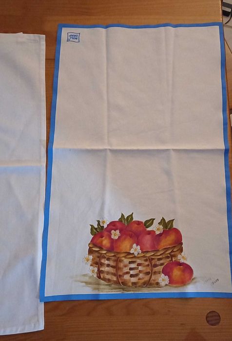 Panos de cozinha pintados à mão no tecido