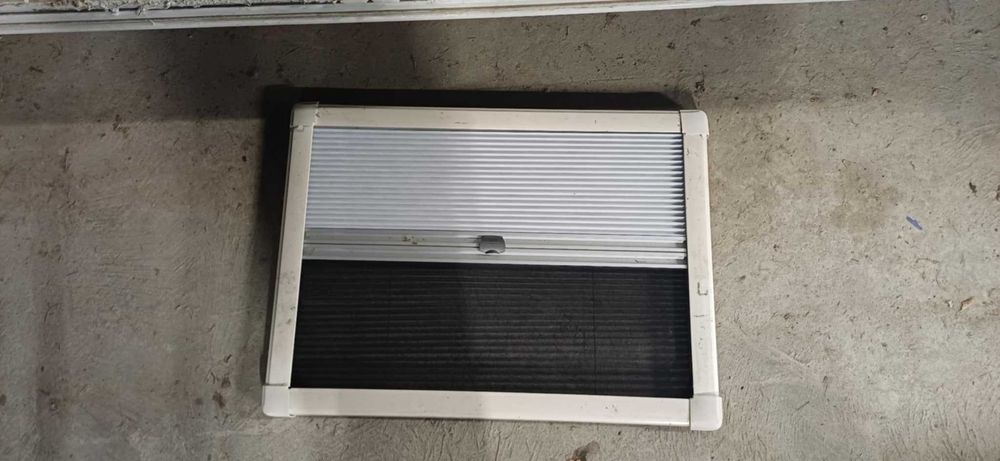 Roleta z moskitierą w ramie okno przyczepa kempingowa kamper