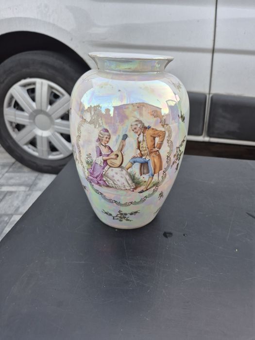 Sprzedam wazon porcelanowy.