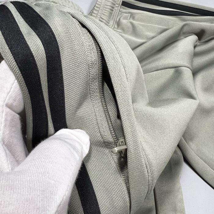 Спортивні чоловічі штани adidas серії tiro track у стильному оливковому (сіро-зеленому) кольорі! Розмір М