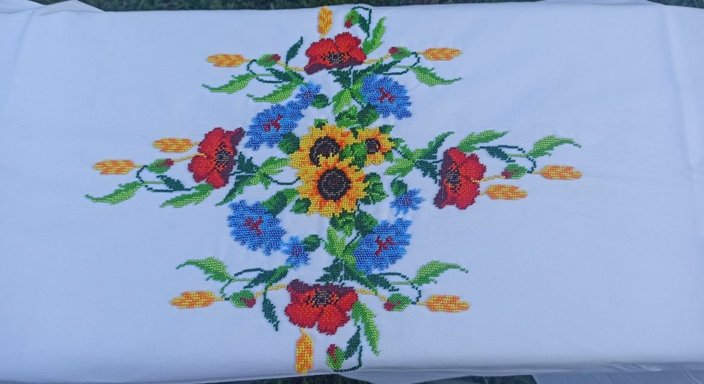 Скатертина вишита чешським бісером.